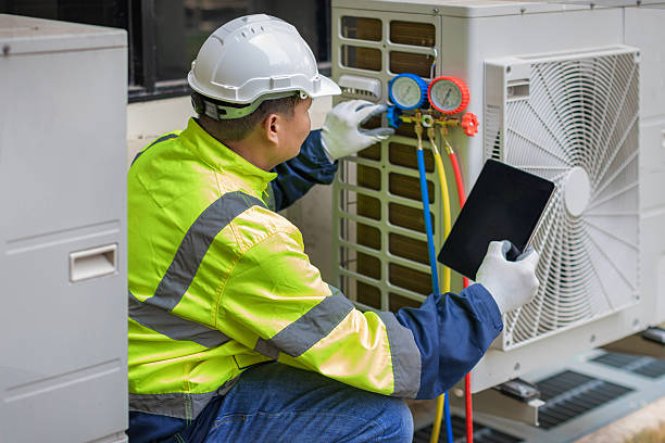 Professional Hvac technician working in Eaton Park, FL